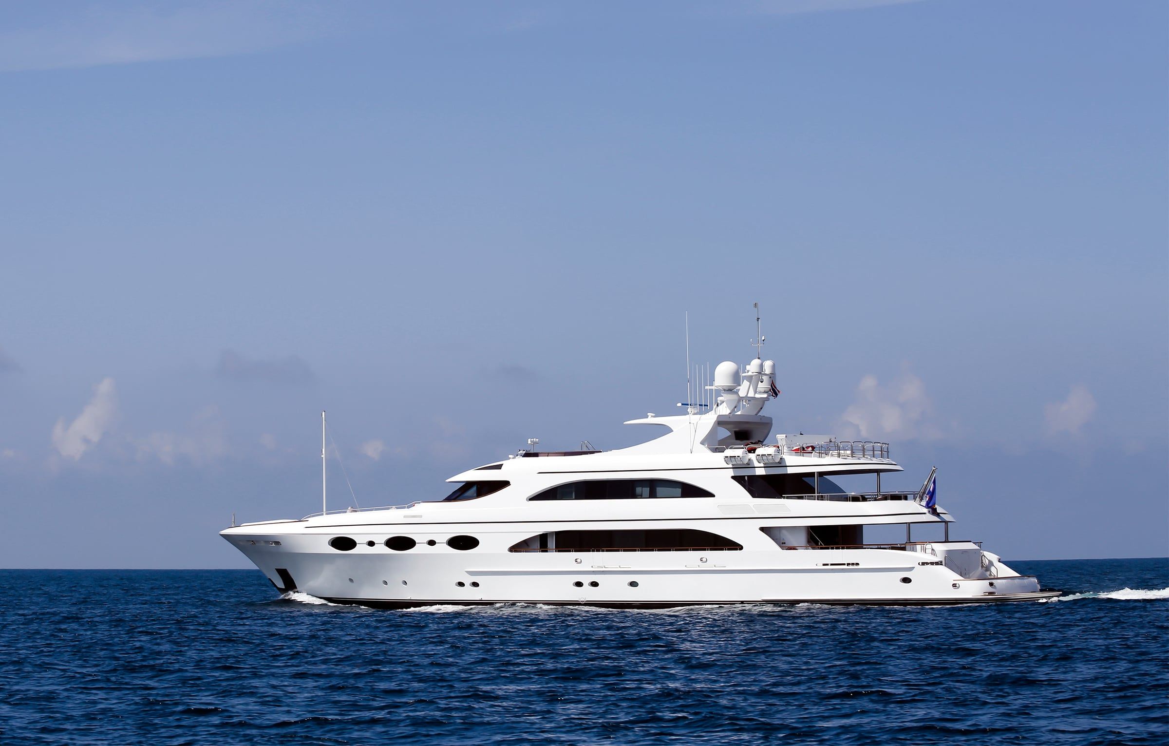 Yacht a motore in navigazione con mare calmo e cielo sereno