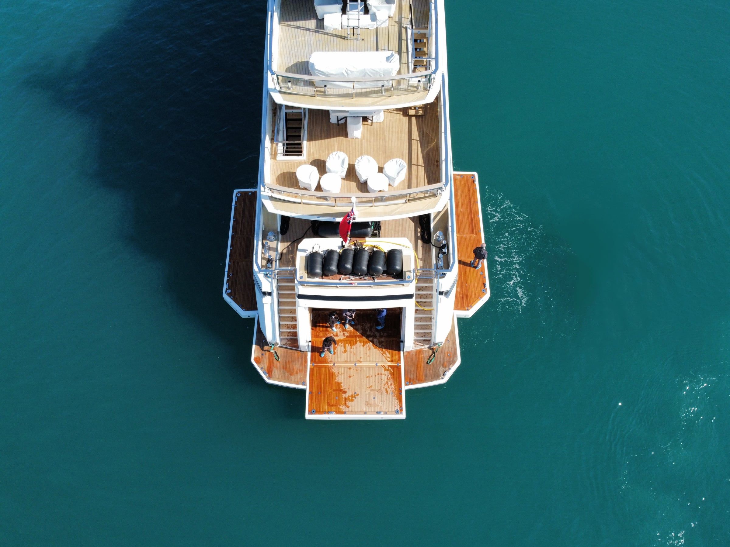 Yacht visto dall'alto con piattaforma di poppa aperta