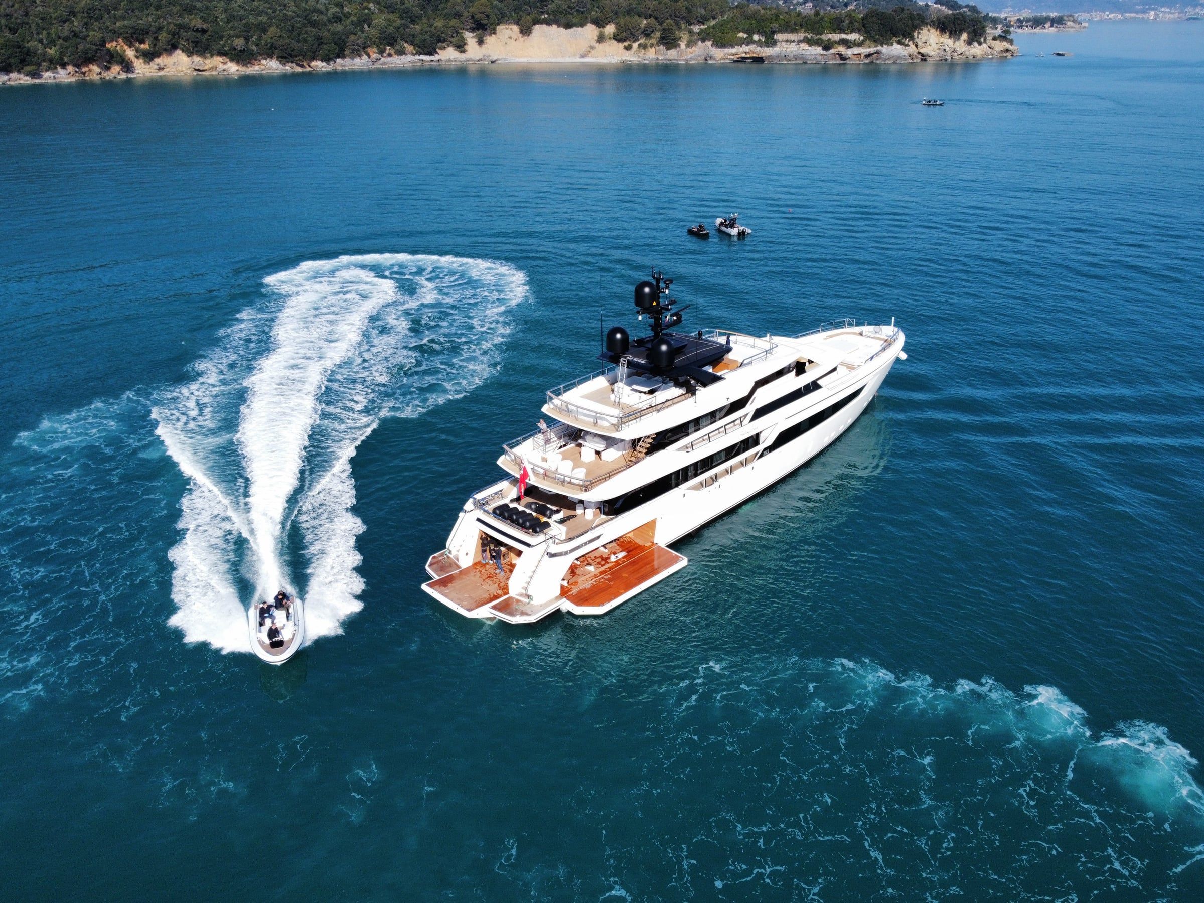 Yacht visto dall'alto con tender in movimento