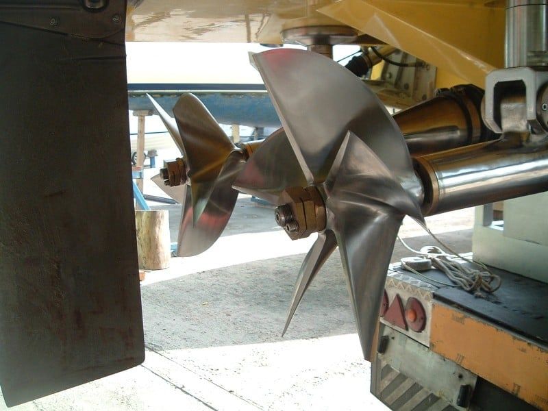 Eliche in acciaio inox su linea d'asse di un'imbarcazione in secco