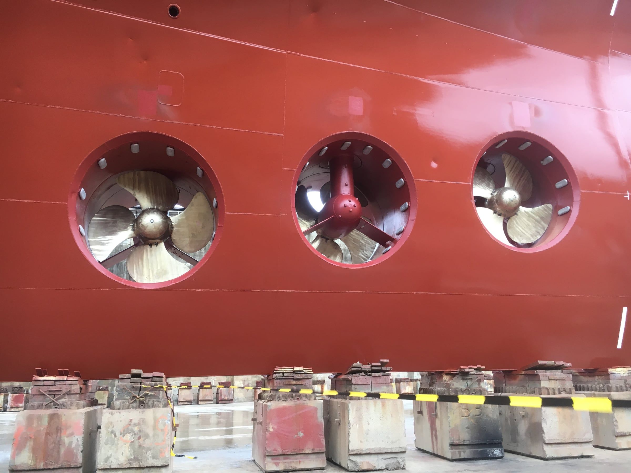 Tre tunnel di propulsori di prua su uno scafo rosso in bacino