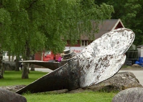 Elica a più pale usata esposta all'aperto su rocce