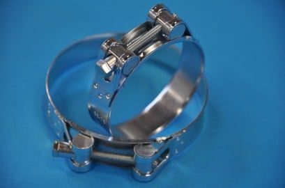 Fascette stringitubo in acciaio inox su fondo blu