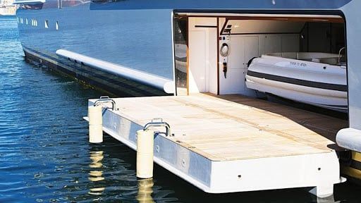 Piattaforma di poppa in teak di uno yacht con tender nel garage