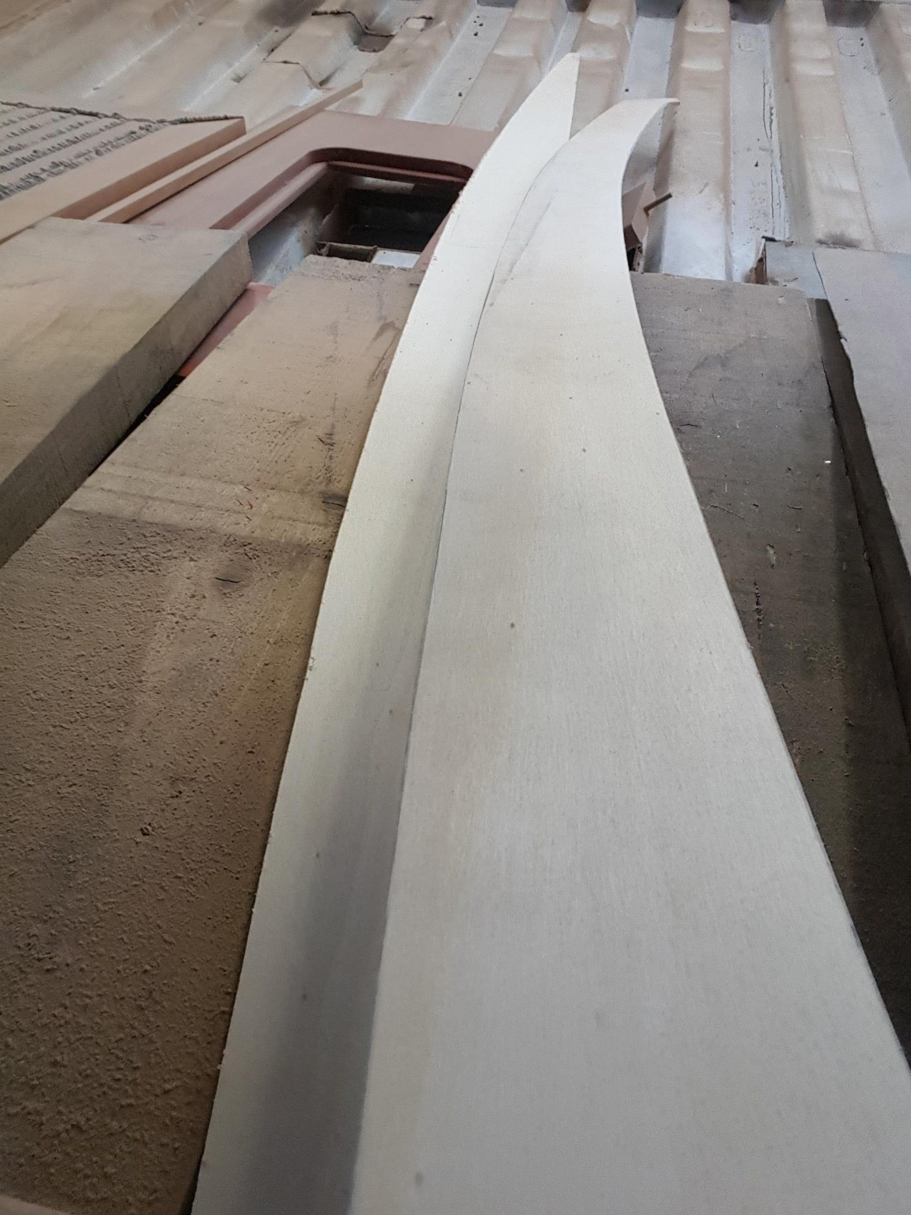 Elementi in legno curvati in lavorazione in falegnameria