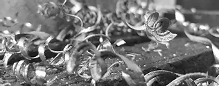 Trucioli metallici di tornitura su un piano di lavoro