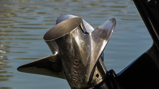 Elica in acciaio inox di un fuoribordo fuori dall'acqua