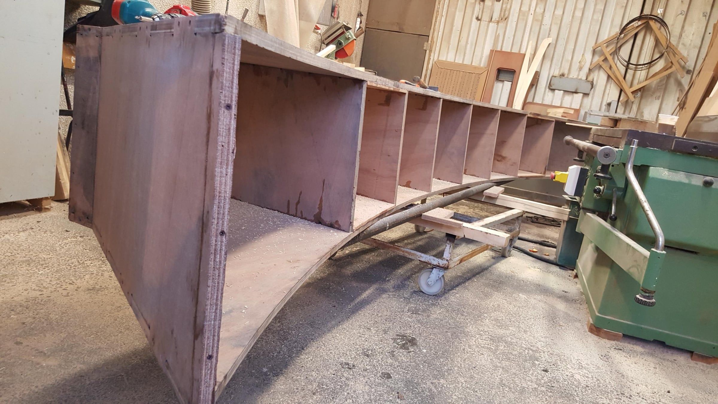 Struttura in compensato di uno scafo in costruzione nel laboratorio