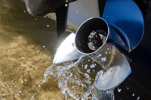 Elica in acciaio inox che esce dall'acqua con spruzzi