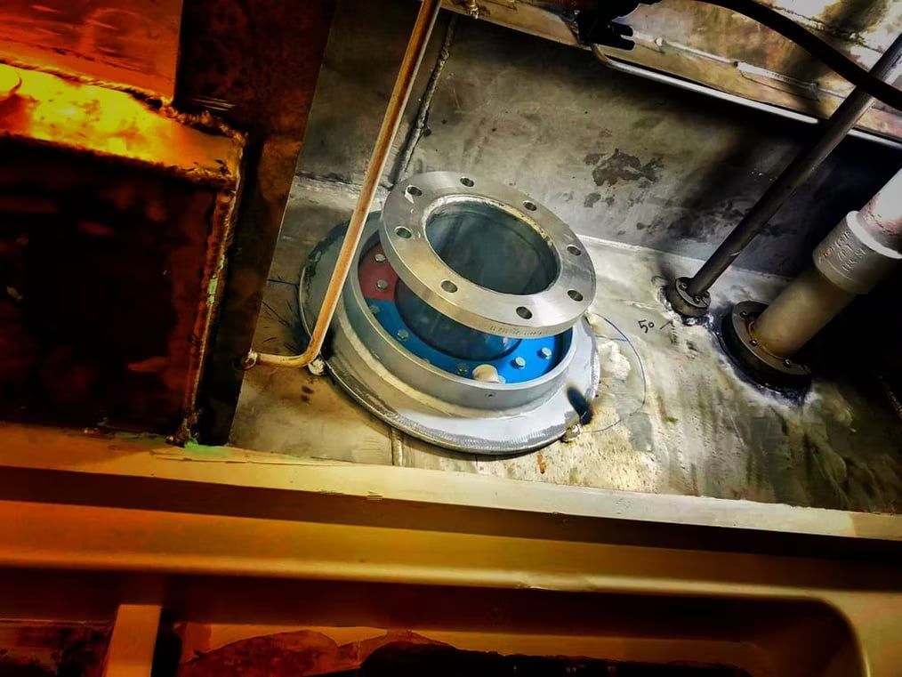 Flangia con anello blu installata in un vano di sala macchine