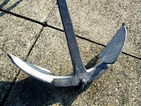 Ancora in metallo appoggiata su una pavimentazione in cemento