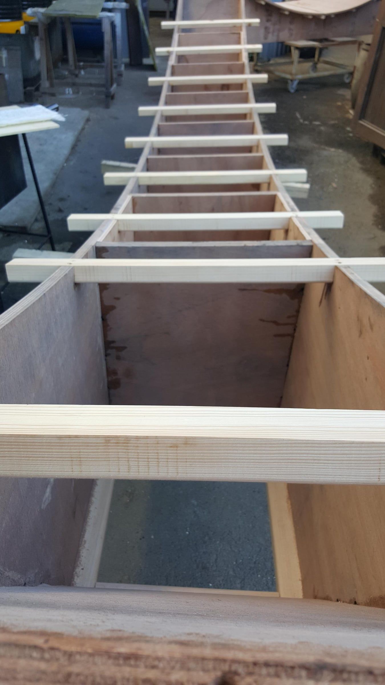Struttura in compensato con traversi in legno nel laboratorio di falegnameria