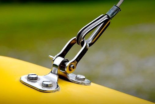 Golfare inox con cavo d'acciaio fissato a uno scafo giallo