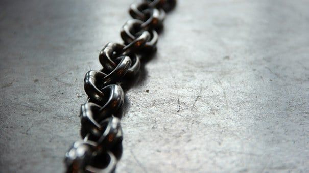 Catena in acciaio su superficie metallica