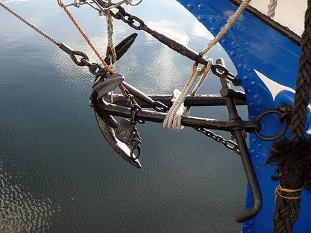 Ancora a bordo di uno scafo blu con cime e catena