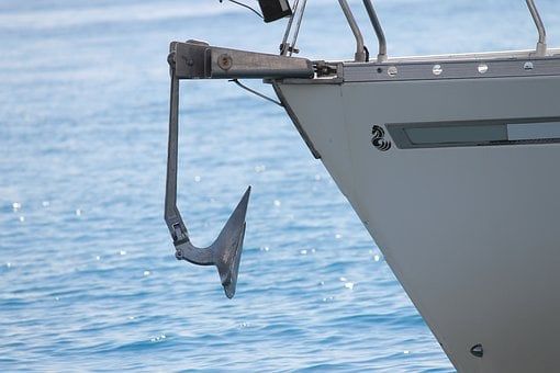 Ancora a scomparsa a prua di un'imbarcazione