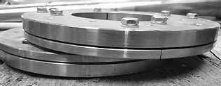 Flange in acciaio inox con bulloni, lavorazione meccanica