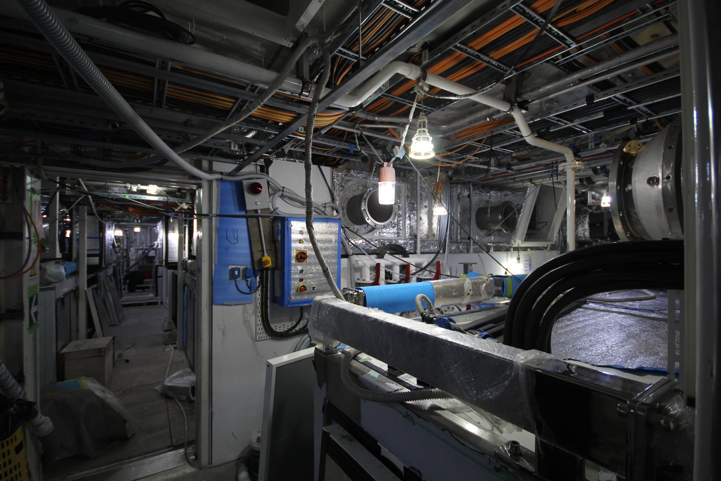 Vano tecnico di nave con cavi, tubazioni e quadro elettrico