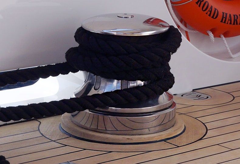 Tonneggio in acciaio inox con cima nera su coperta in teak